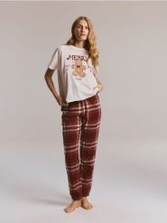 Piżama ze świątecznym motywem - czerwony. Czerwone piżamy damskie Reserved, bez wzorów, z bawełny, bez ramiączek. Za 139.99 zł.