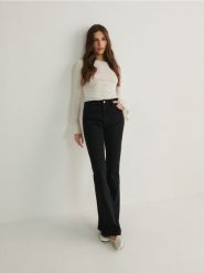 Jeansy bootcut - czarny. Czarne jeansy damskie Reserved. W wyprzedaży za 79.99 zł.