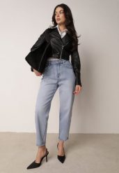 Niebieskie Bawełniane Jeansy Klasyczne o Kroju Mom Fit Qinvielle. Niebieskie spodnie materiałowe damskie Born2be, bez wzorów, z bawełny. Za 109.99 zł.