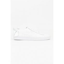 PUMA Basket Bow Wns ZLN 0298 – Damskie trampki ze skóry, białe. Białe trampki damskie Puma, z aplikacjami, ze skóry, bez zapięcia. Za 293.99 zł.
