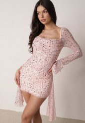 Różowa Cekinowa Sukienka VICES o Dopasowanym Kroju z Wiązaniem Adrasalphia. Czerwone sukienki damskie Born2be, bez wzorów, eleganckie, bez ramiączek. Za 319.99 zł.