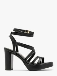 Czarne sandały z ozdobnych paseczków. Czarne sandały damskie Ryłko, bez wzorów, z gumy, bez obcasa, na słupku, bez zapięcia. W wyprzedaży za 259.99 zł.