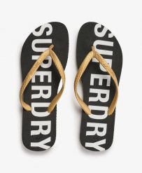 Superdry Klapki Code Essential z gumy – Czarny/Złoto metaliczne. Czarne klapki damskie Superdry, bez wzorów, z gumy, bez obcasa, bez zapięcia. Za 107.55 zł.