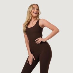 Kombinezon damski fitness bez rękawów slim fit NEO Mocha. Brązowe kombinezony damskie GYMBEAM, s, bez wzorów, z dresówki, bez kołnierzyka, bez ramiączek, długie. Za 175.90 zł.