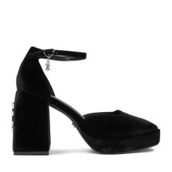 Czółenka Juicy Couture. Czarne czółenka damskie Juicy Couture, bez wzorów, bez obcasa. Za 239.99 zł.