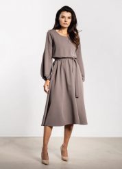 Elegancka sukienka rozkloszowana z długim rękawem taupe. Szare sukienki damskie Infinite You, bez wzorów, z materiału, biznesowe, bez ramiączek. Za 309.00 zł.