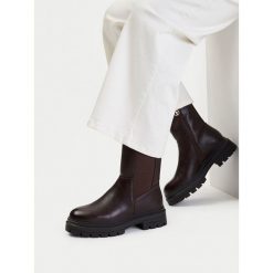 Botki U.S. Polo Assn. Brązowe botki damskie U.S. Polo Assn., bez obcasa, na płaskiej podeszwie, bez zapięcia. Za 299.99 zł.