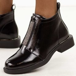 Czarne lakierowane botki damskie S.Barski 52-506. Czarne botki damskie S.BARSKI, na jesień, z jeansu, eleganckie, z okrągłym noskiem, bez obcasa, na płaskiej podeszwie, bez zapięcia. Za 229.00 zł.