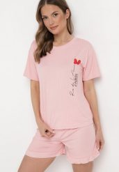 Różowy Komplet Piżamowy Koszulka z Nadrukiem i Szorty z Falbanką Sylvoria. Czerwone komplety bielizny Born2be, bez wzorów, bez ramiączek. Za 39.99 zł.
