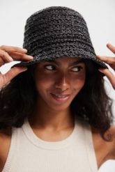 KAPELUSZ BUCKET CZARNY One size - Flawless. Czarne kapelusze damskie Flawless, w ażurowe wzory, z włókna. Za 210.00 zł.