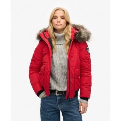 Kurtka Bomber Everest Ella od SUPERDRY. Czerwone kurtki damskie Superdry, bez wzorów, bez kaptura. W wyprzedaży za 464.45 zł.