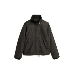 Kurtka przeciwwiatrowa dla kobiet Superdry. Czarne kurtki sportowe damskie Superdry, bez wzorów, z softshellu, bez kaptura. W wyprzedaży za 361.85 zł.