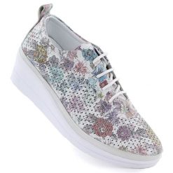 Skórzane półbuty damskie sportowe na koturnie ażurowe T.Sokolski W26-150. Półbuty damskie T.Sokolski, w ażurowe wzory, ze skóry, bez obcasa, na koturnie, bez zapięcia. Za 319.99 zł.