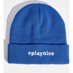 Czapka beanie z napisem - Niebieski. Niebieskie czapki damskie Sinsay, z napisami. W wyprzedaży za 9.99 zł.