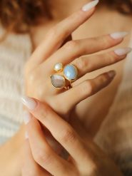 L'Atelier de Gaia Pozłacany pierścionek z kamieniami szlachetnymi i perłą rozmiar: onesize. Brązowe pierścionki damskie L'Atelier de Gaia, z opalem, pozłacane. Za 87.40 zł.