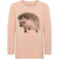 Koszulka "Sanilla" w kolorze jasnoróżowym. Czerwone koszulki i t-shirty dziewczęce Name it Mini & Kids, z nadrukiem, z bawełny, z okrągłym kołnierzem, z długim rękawem. W wyprzedaży za 25.95 zł.