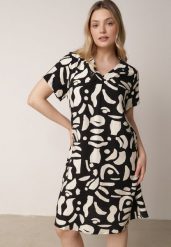 Czarna Pudełkowa Sukienka z Wiskozy z Dekoltem w Serek w Abstrakcyjny Wzór Cresom. Czarne sukienki damskie Born2be, bez wzorów, z tkaniny, biznesowe, bez ramiączek. Za 79.99 zł.