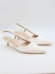 Bellucci Czółenka w kolorze białym z paskiem rozmiar: 36. Białe czółenka damskie Bellucci, bez wzorów, bez obcasa, na szpilce. Za 100.99 zł.