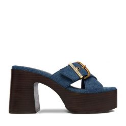 Klapki Guess Jeans. Niebieskie klapki damskie Guess Jeans, z aplikacjami, z jeansu, bez obcasa, bez zapięcia. Za 329.99 zł.