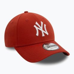 Czapka z daszkiem New Era League Essential 9FORTY New York Yankees. Czerwone czapki z daszkiem damskie New Era, bez wzorów. Za 109.99 zł.