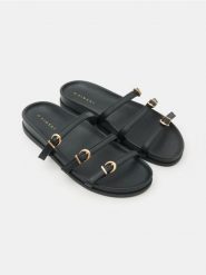 Klapki z potrójnym paskiem i klamrami - czarny. Czarne klapki damskie Sinsay, bez wzorów, bez obcasa, bez zapięcia. Za 49.99 zł.