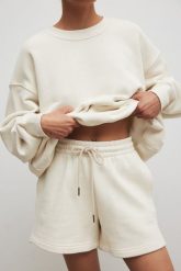 Krótkie spodenki ze sznurkiem w kolorze BRIGHT BEIGE - PROSPER. Brązowe szorty damskie Marsala, bez wzorów, z bawełny. Za 249.90 zł.