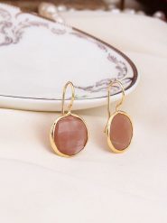 L'Atelier de Gaia Pozłacane kolczyki z kamieniami słonecznymi rozmiar: onesize. Różowe kolczyki damskie L'Atelier de Gaia, pozłacane, z zapięciem typu bigiel. Za 83.22 zł.