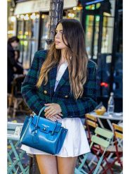 Victor & Hugo Paris Skórzana torebka "Jeny" w kolorze niebieskim - 25 x 19 x 7 cm rozmiar: onesize. Niebieskie torebki klasyczne damskie Victor & Hugo Paris, z materiału, przez ramię, bez dodatków. Za 331.46 zł.