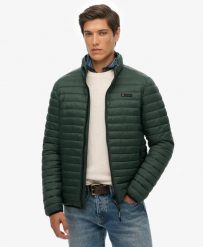 Superdry Kurtka Fuji Lite pikowana slim z recyklingowanego nylonu. Zielone kurtki damskie Superdry, m, z aplikacjami, z gumy, bez kaptura. Za 484.45 zł.