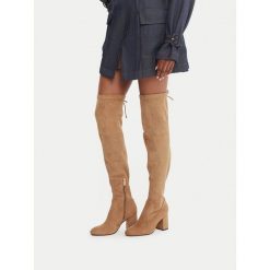 Kozaki Nine West. Brązowe kozaki damskie Nine West, bez obcasa, na słupku, bez zapięcia. Za 329.99 zł.