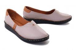 ARTIKER RELAKS 50C0342 lt brawn, półbuty damskie. Brązowe półbuty damskie Artiker Relaks, bez wzorów, z gumy, bez obcasa, bez zapięcia. Za 112.45 zł.