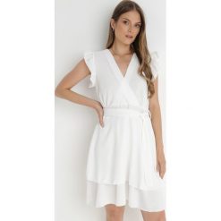 Biała Sukienka Kopertowa z Falbankami i Wiązaniem Dalim. Białe sukienki damskie Born2be, z aplikacjami, z materiału, bez ramiączek. Za 139.99 zł.