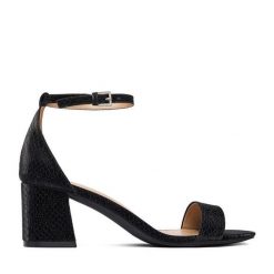 Sandały DeeZee. Czarne sandały damskie DeeZee, bez wzorów, bez obcasa, na słupku, bez zapięcia. Za 129.99 zł.