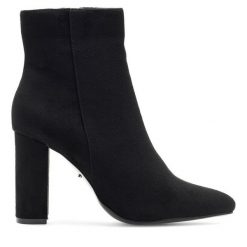 Botki DeeZee. Czarne botki damskie DeeZee, bez obcasa, na słupku, bez zapięcia. Za 159.99 zł.