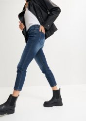 "Dżinsy ""komfort-stretch"" z rozcięciami, dł. 7/8". Niebieskie jeansy damskie bonprix. Za 84.99 zł.
