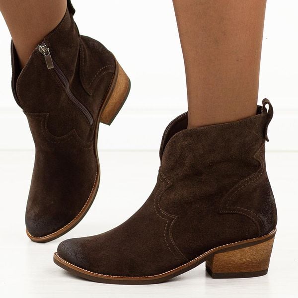 Czekoladowe zamszowe Polskie kowbojki damskie botki zimowe Deoni B71b. Brązowe botki damskie Deoni, na jesień, z dzianiny, boho, bez obcasa, na obcasie, bez zapięcia. W wyprzedaży za 454.94 zł.