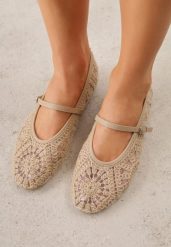 Ciemnobeżowe Plecione Balerinki Boho w Stylu Mary Jane z Siateczki Raithea. Brązowe balerinki damskie Renee, w ażurowe wzory, z okrągłym noskiem. Za 89.99 zł.