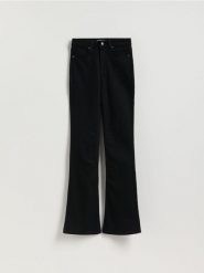 Jeansy flare z wysokim stanem - czarny. Czarne jeansy damskie Reserved, z podwyższonym stanem. Za 139.99 zł.