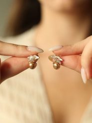 Pierres delicates Pozłacane kolczyki-wkrętki z perłami i cyrkoniami rozmiar: onesize. Brązowe kolczyki damskie Pierres delicates, z cyrkonią, pozłacane. Za 43.99 zł.