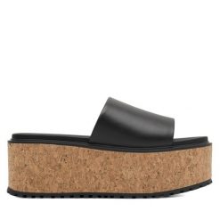 Klapki Lasocki. Czarne klapki damskie Lasocki, bez wzorów, bez obcasa, bez zapięcia. Za 249.99 zł.