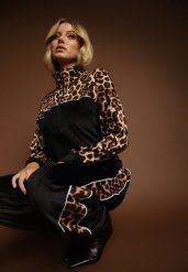 Czarny Welurowy Komplet Dresowy Spodnie i Bluza z Panterkowym Printem Koratess. Czarne bluzy damskie Renee, m, bez wzorów, z dresówki, bez kaptura. Za 79.99 zł.