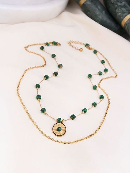 Charlize Pozłacany naszyjnik z malachitami - dł. 50 cm rozmiar: onesize. Zielone naszyjniki damskie Charlize, z malachitem, pozłacane. Za 117.73 zł.