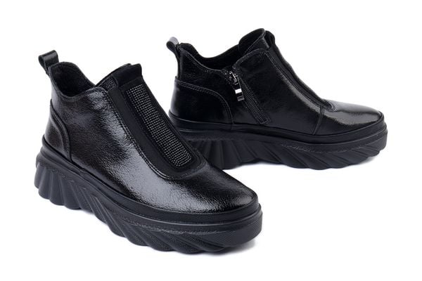 FILIPPO DBT7426/25 BK czarny, botki damskie. Czarne botki damskie Filippo, z polaru, bez obcasa, bez zapięcia. Za 221.76 zł.