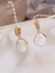 L'Atelier de Gaia Pozłacane kolczyki z perłami i cyrkoniami rozmiar: onesize. Białe kolczyki damskie L'Atelier de Gaia, z cyrkonią, pozłacane. Za 113.36 zł.