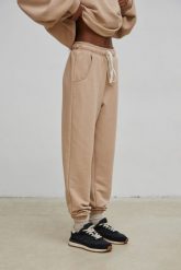 Spodnie dresowe typu jogger w kolorze CLASSIC BEIGE - DRIPS-XS. Brązowe spodnie dresowe damskie Marsala, xs, bez wzorów, z bawełny. W wyprzedaży za 77.97 zł.