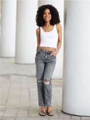 Jeansy boyfriend - szary. Szare jeansy damskie Sinsay. Za 69.99 zł.