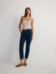 Jeansy boyfriend slim - granatowy. Niebieskie jeansy damskie Reserved. W wyprzedaży za 79.99 zł.