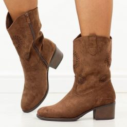 Brązowe botki damskie na obcasie M.Daszyński 2615-13. Brązowe botki damskie M.Daszyński, na jesień, z zamszu, eleganckie, z okrągłym noskiem, bez obcasa, na obcasie, bez zapięcia. Za 239.00 zł.
