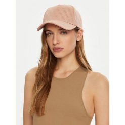 Czapka z daszkiem Guess. Czerwone czapki z daszkiem damskie Guess, z aplikacjami. Za 119.99 zł.
