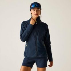 Damska kurtka softshell Nomadic Panelled Water-Repeat z kapturem. Niebieskie kurtki damskie Dare 2b, s, bez wzorów, z materiału, z kapturem. Za 399.99 zł.